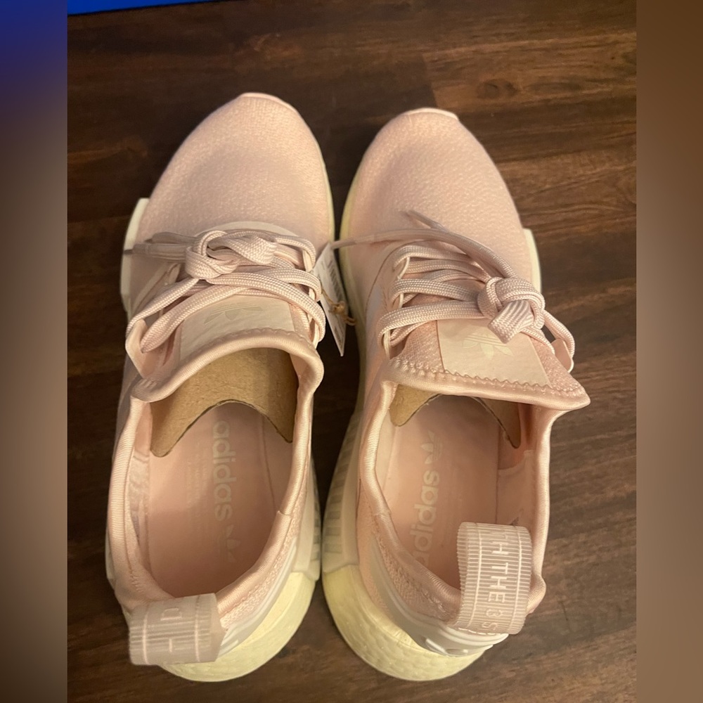 New size‎ 8.5 Adidas NMD_R1 W pink running shoes. IG8337 - Picture 5 of 9